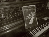 Old_times_antique_piano
