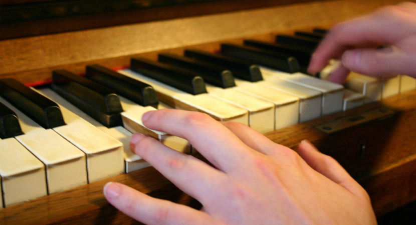 Left_hand_on_piano_keys