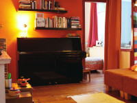 Small_upright_piano_apartment