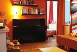 Small_upright_piano_apartment