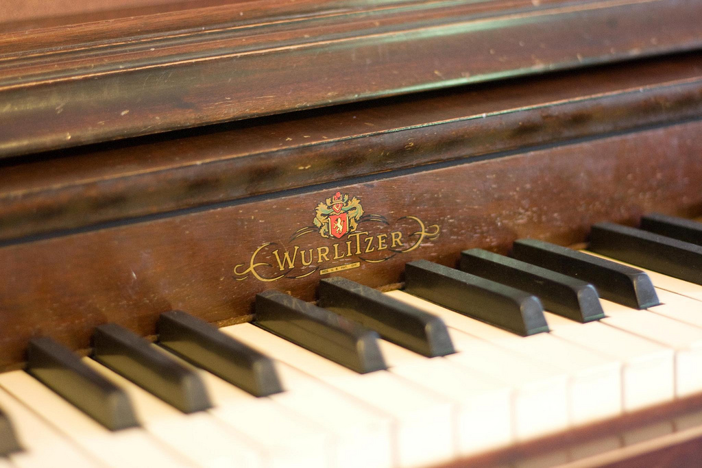 Wurlitzer_piano_keys