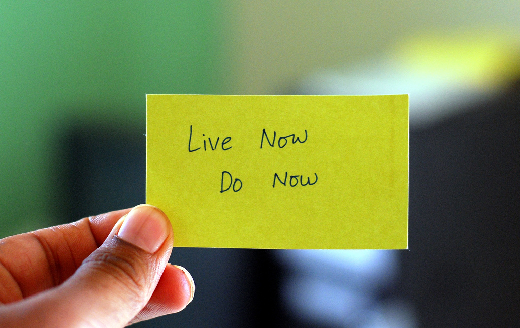 Live_now_do_now written on post it