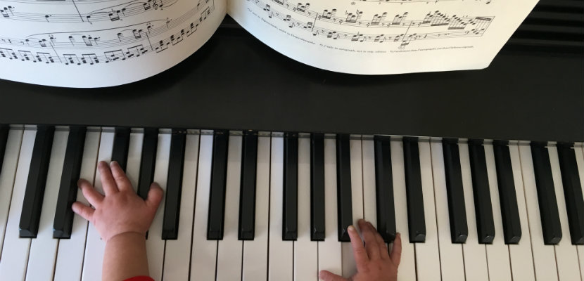 Piano_practice_with_baby